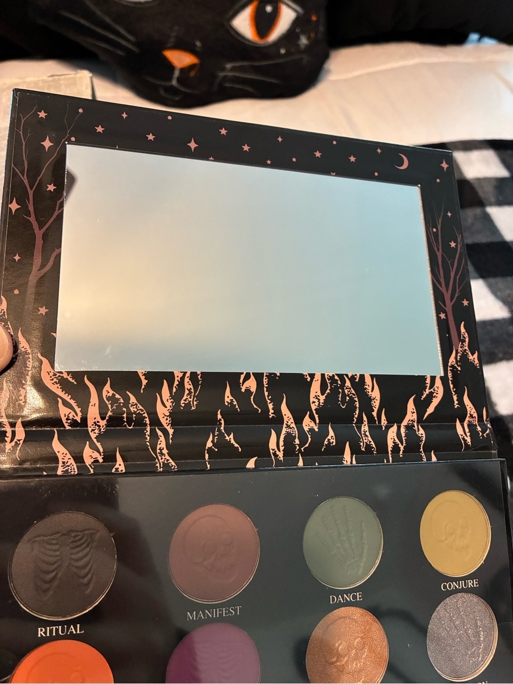 Gothic Skeleton Makeup Shadow Highlighter Palette Display NWT - Picture 7 of 8
